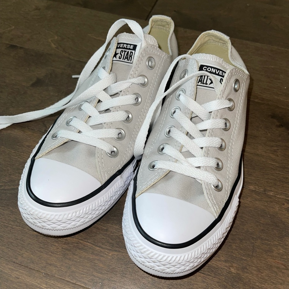 Converse Sneakers- Light gray. Size 7, EUC!